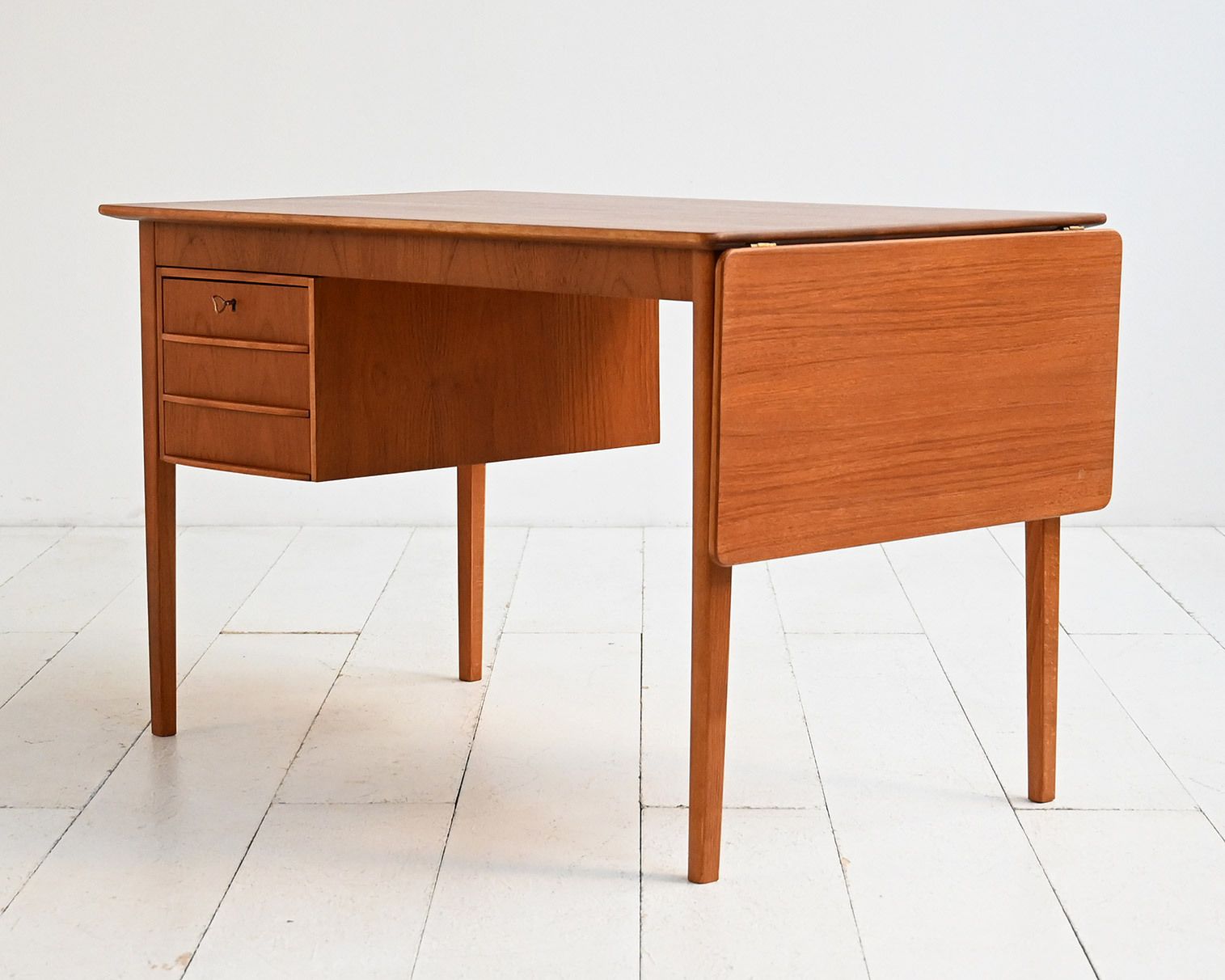 Teakhouten bureau uit de jaren 1960 met uitklapbaar blad photo furniture