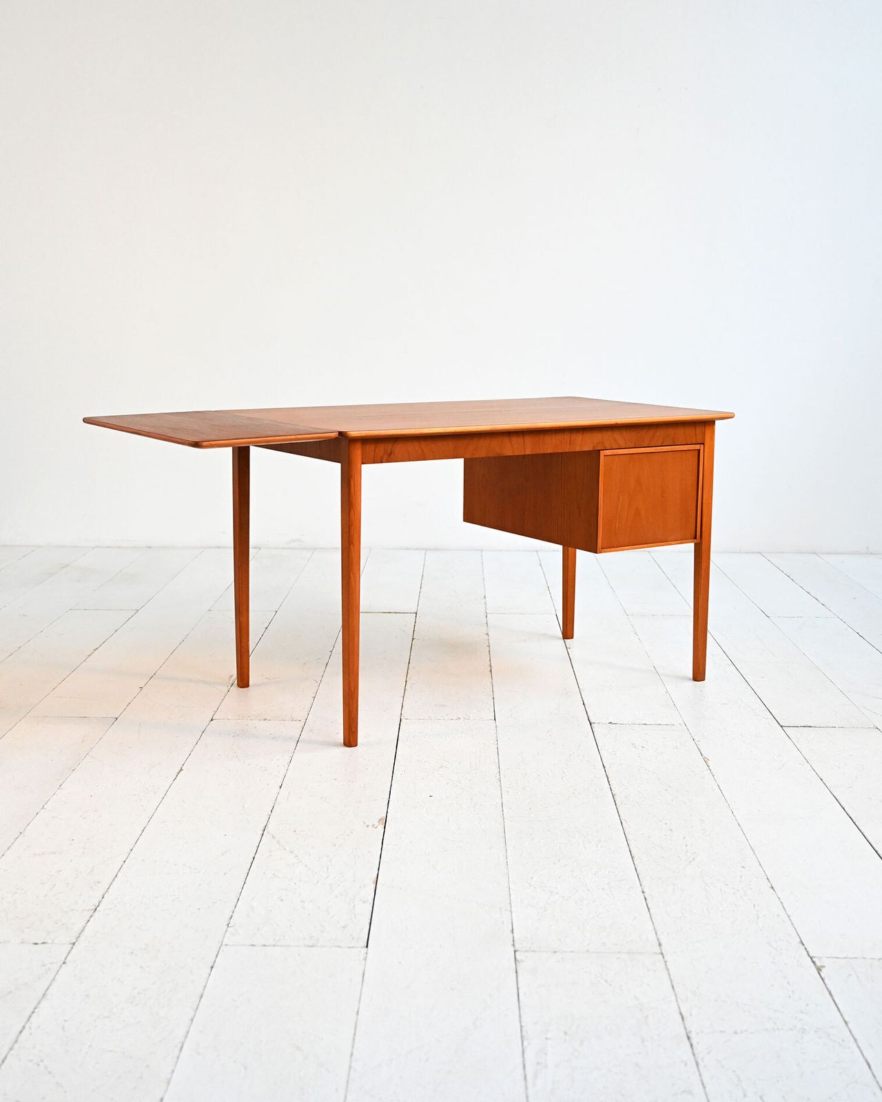 Teakhouten bureau uit de jaren 1960 met uitklapbaar blad photo vinterior