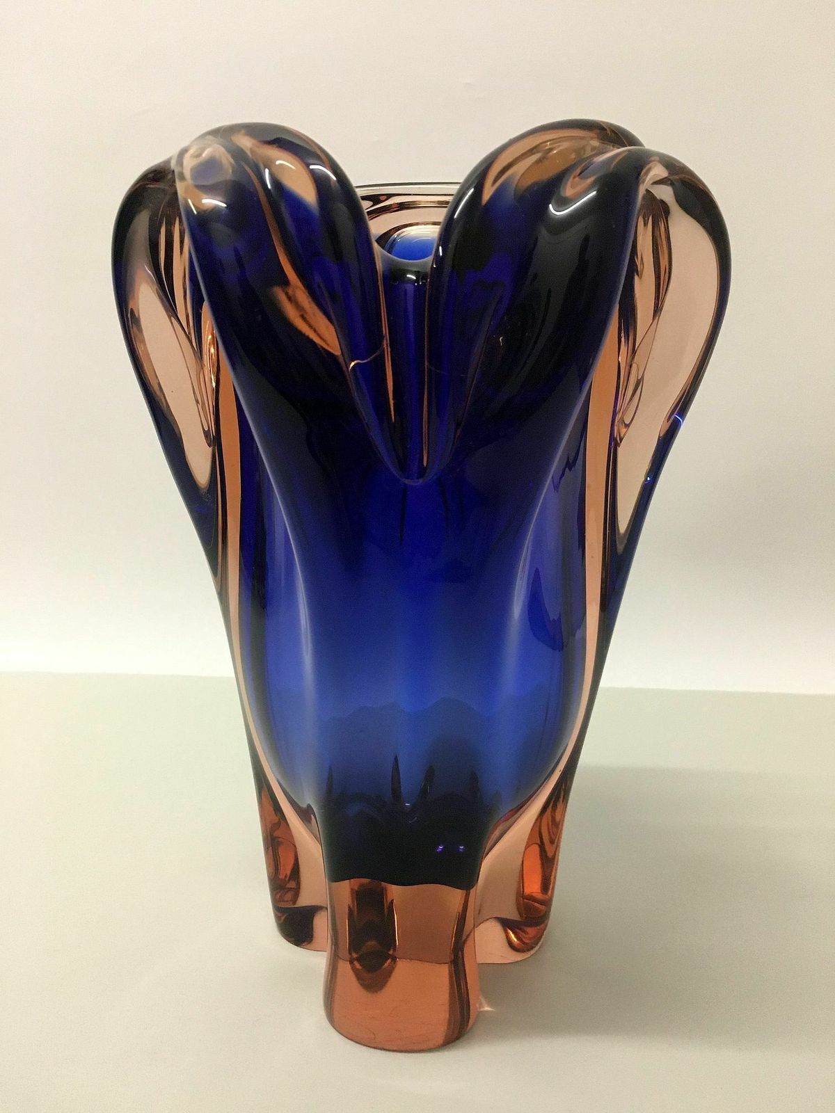 Blauw-paarse vaas / Josef Hospodka