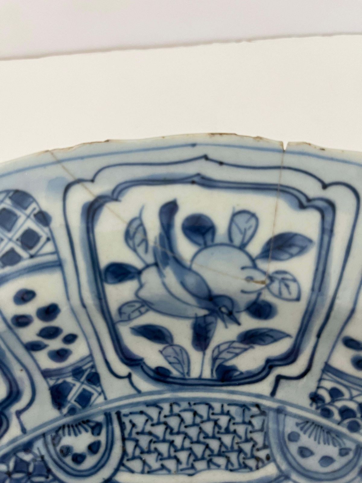 Chinees figuratief Kraak-porselein, schotel of bord, blauw en wit, Ming Wanli, ca. 1590 photo vintage