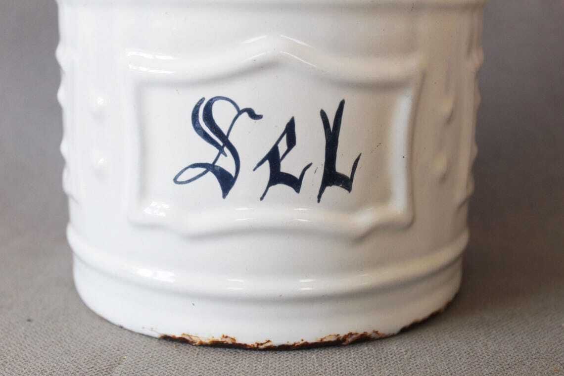 Grande boîte à sel d'époque en émail français, salière, couvercle en bois, fixation murale et pose sur table, cuisine de campagne française photo Décoration