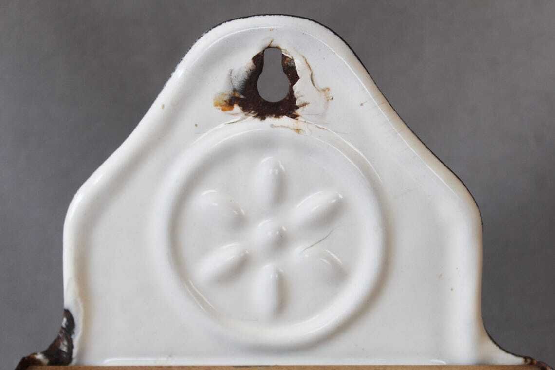 Grande boîte à sel d'époque en émail français, salière, couvercle en bois, fixation murale et pose sur table, cuisine de campagne française photo 67.0