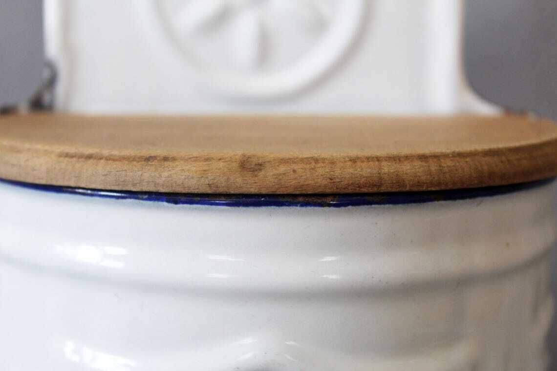 Grande boîte à sel d'époque en émail français, salière, couvercle en bois, fixation murale et pose sur table, cuisine de campagne française photo buy