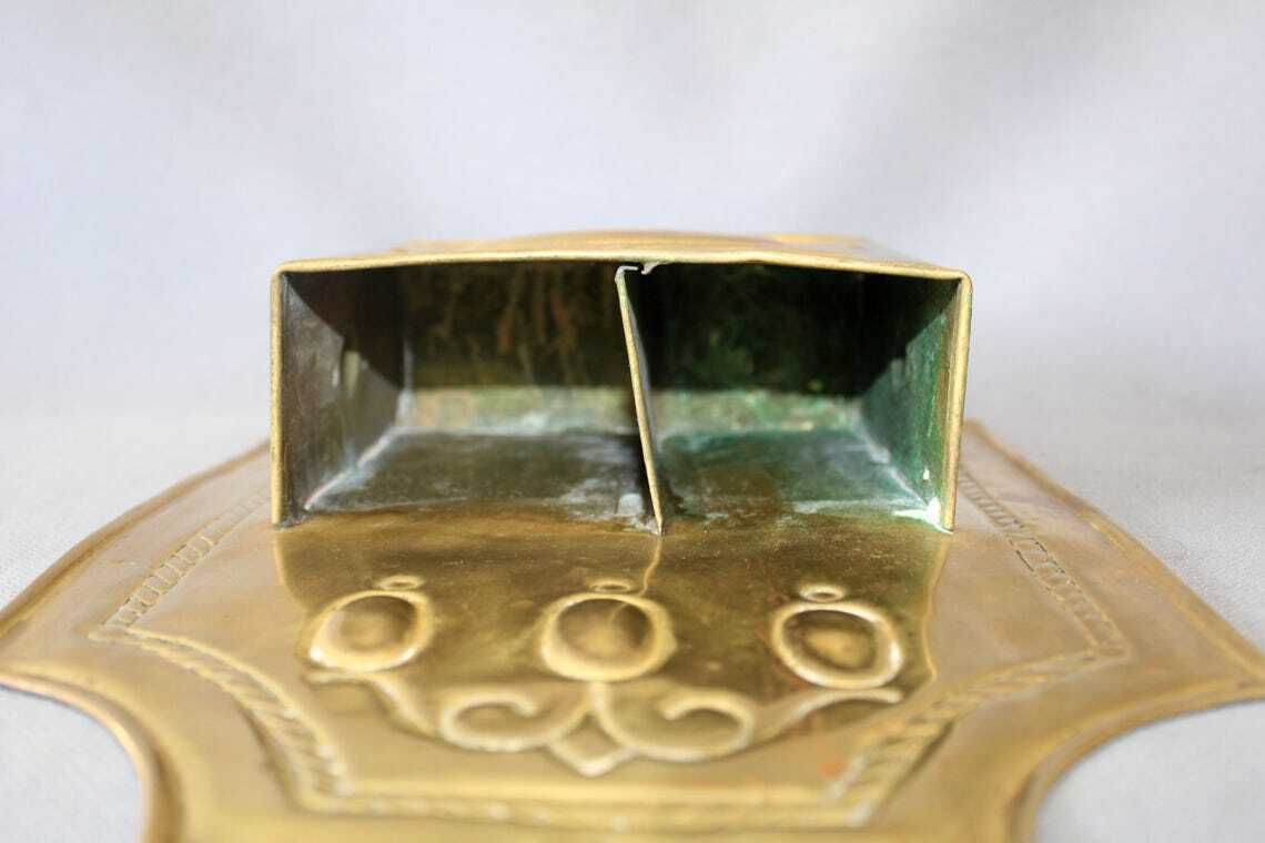 Large Antique Brass Candle Box, Brass Sheet Repousse Wall Hanging Two Pockets Wall Pocket Signed Delvaux Country Farmhouse Decoration photo 86.0