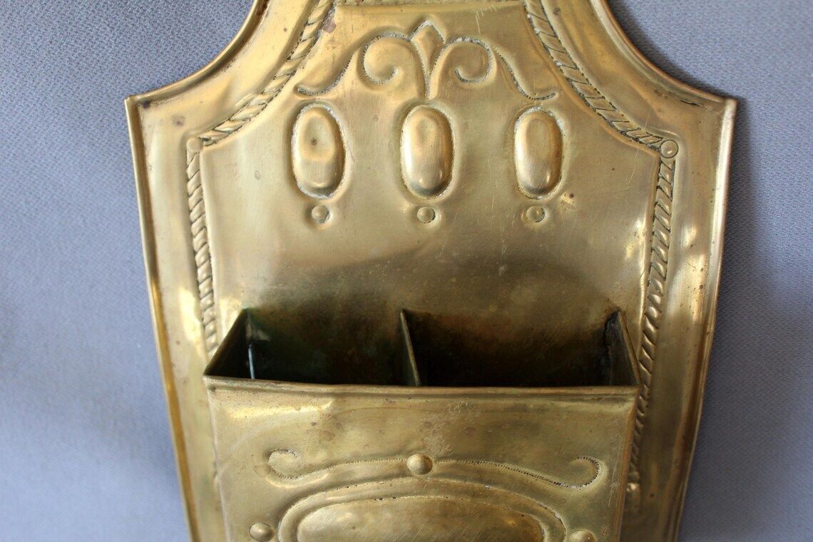 86.0 Grote antieke messing kaarsenbox, wandhanger van gedreven messingen plaat, twee vakken, gesigneerd Delvaux, landelijke decoratie photo