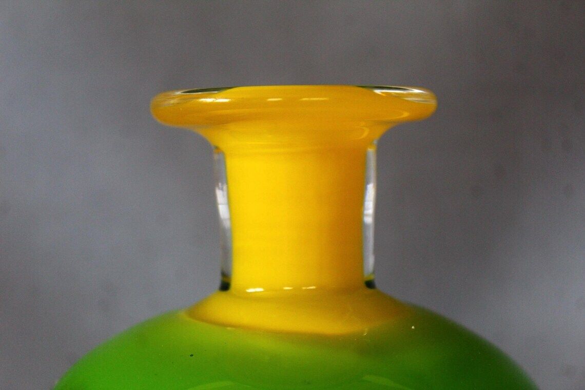 124.0 Vintage handgemaakt kunstglas soliflore vaas – Tsjechisch, Jaroslav Svoboda Karlov, mondgeblazen, sticker aanwezig, helder geel, cased glass photo