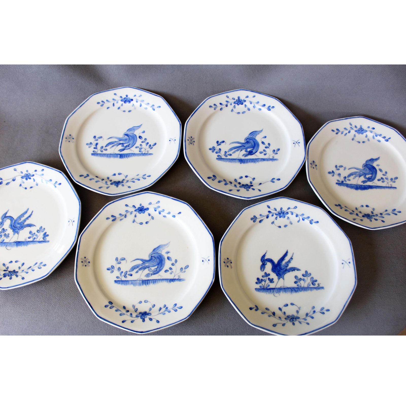 Set van 6 handgeschilderde porseleinen gebaksbordjes, Frans Moustiers blauw-wit vogeldesign op Duits Winterling Bavaria Marktleuthen-porselein