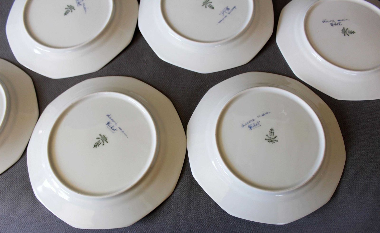 photo vinterior Set van 6 handgeschilderde porseleinen gebaksbordjes, Frans Moustiers blauw-wit vogeldesign op Duits Winterling Bavaria Marktleuthen-porselein