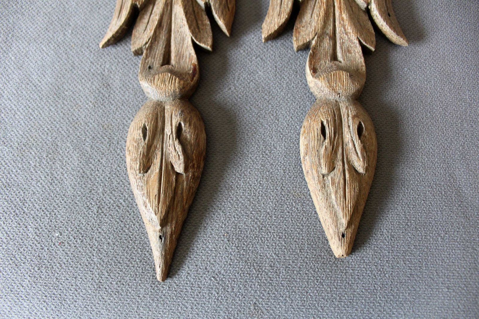 Set van twee antieke Franse handgesneden houten architectuurelementen – ornamenteel, met bladwerkmotief, fries, wanddecoratie of meubelversiering photo vintage
