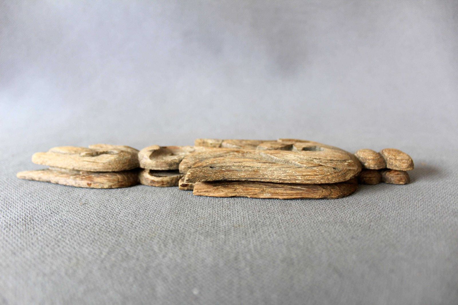 Woonaccessoires Set van twee antieke Franse handgesneden houten architectuurelementen – ornamenteel, met bladwerkmotief, fries, wanddecoratie of meubelversiering photo