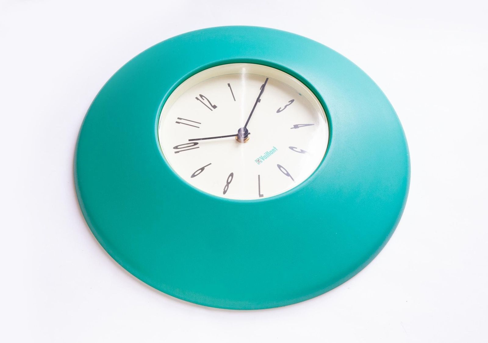 Postmodern wandklok Vaillant Duitsland jaren 80–90 Memphis-era Panton Space Age batterij turquoise groot photo furniture