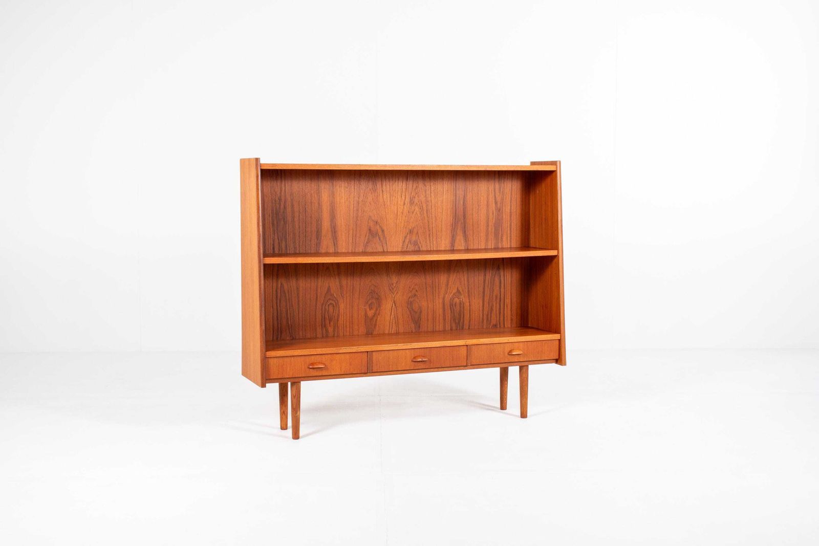 photo furniture Vintage Teakhouten Boekenkast Met Lades - Mid Century Scandinavisch Cabinet