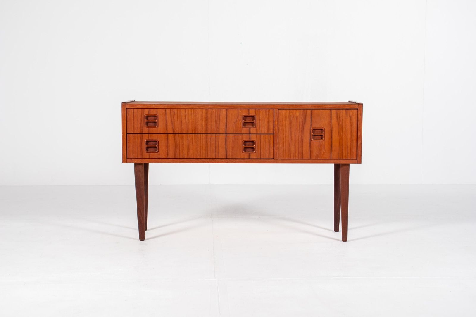 Mid-Century Modern Deens teakhouten dressoir, ladekast, jaren 1960 photo furniture