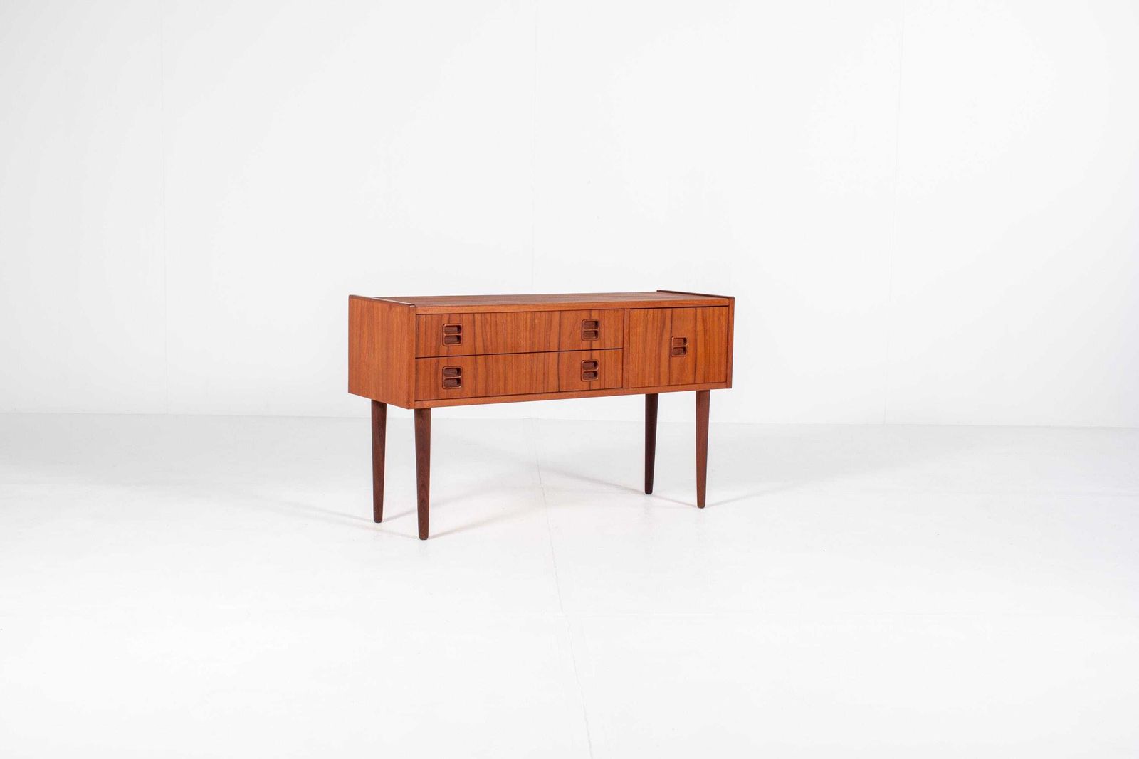 photo furniture Mid-Century Modern Deens teakhouten dressoir, ladekast, jaren 1960