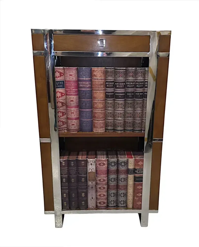 Fraaie open boekenkast met chromen beslag