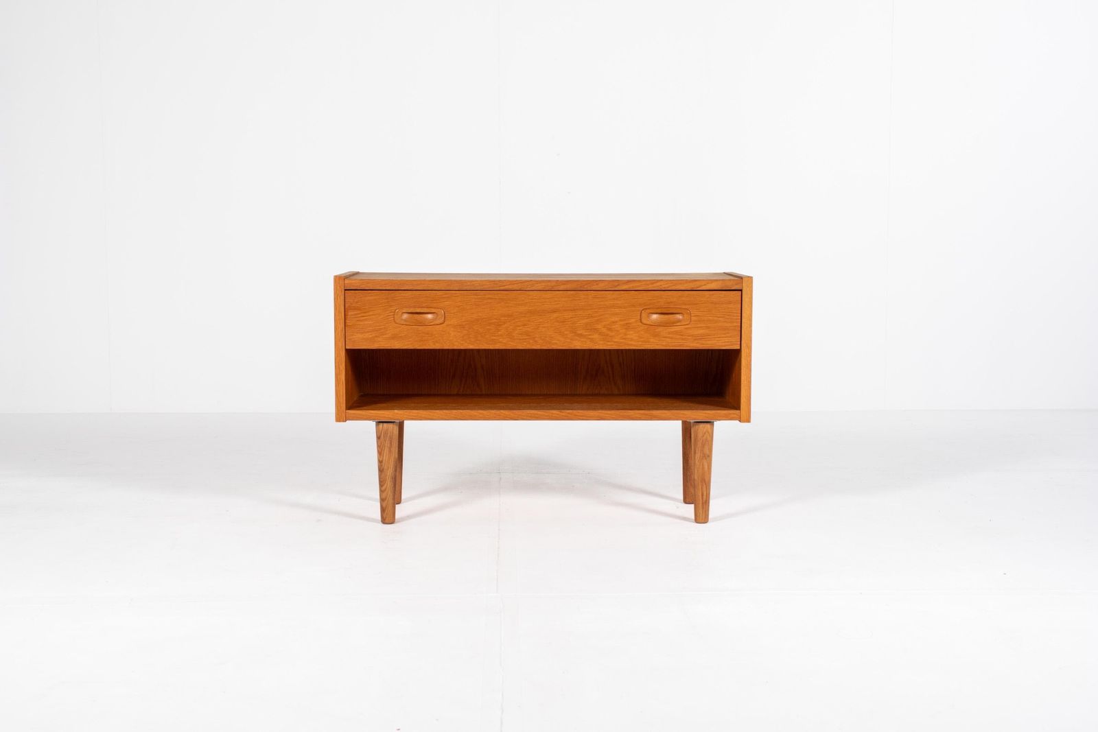 photo furniture Deens mid-century eiken entree- / gangkastje, jaren 1960