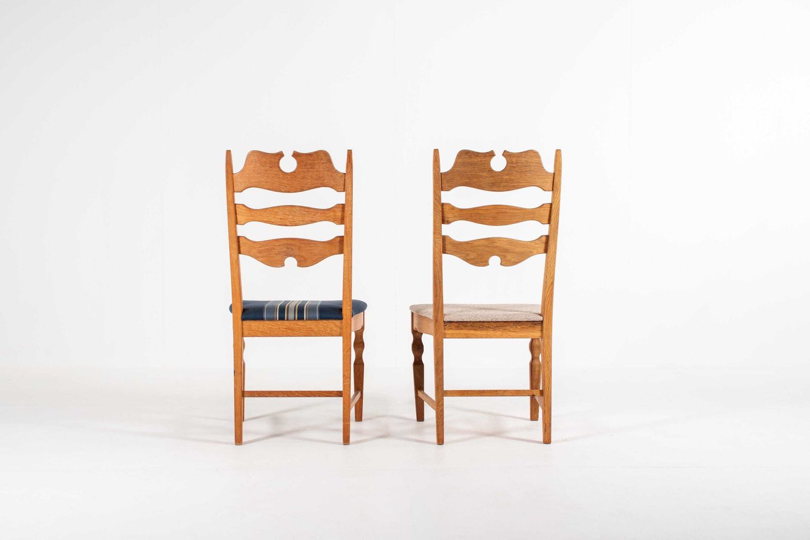 Set van 8 Deense eikenhouten stoelen van Henning Kjærnulf, Denemarken, jaren 1960 - Herbekleding mogelijk photo vintage
