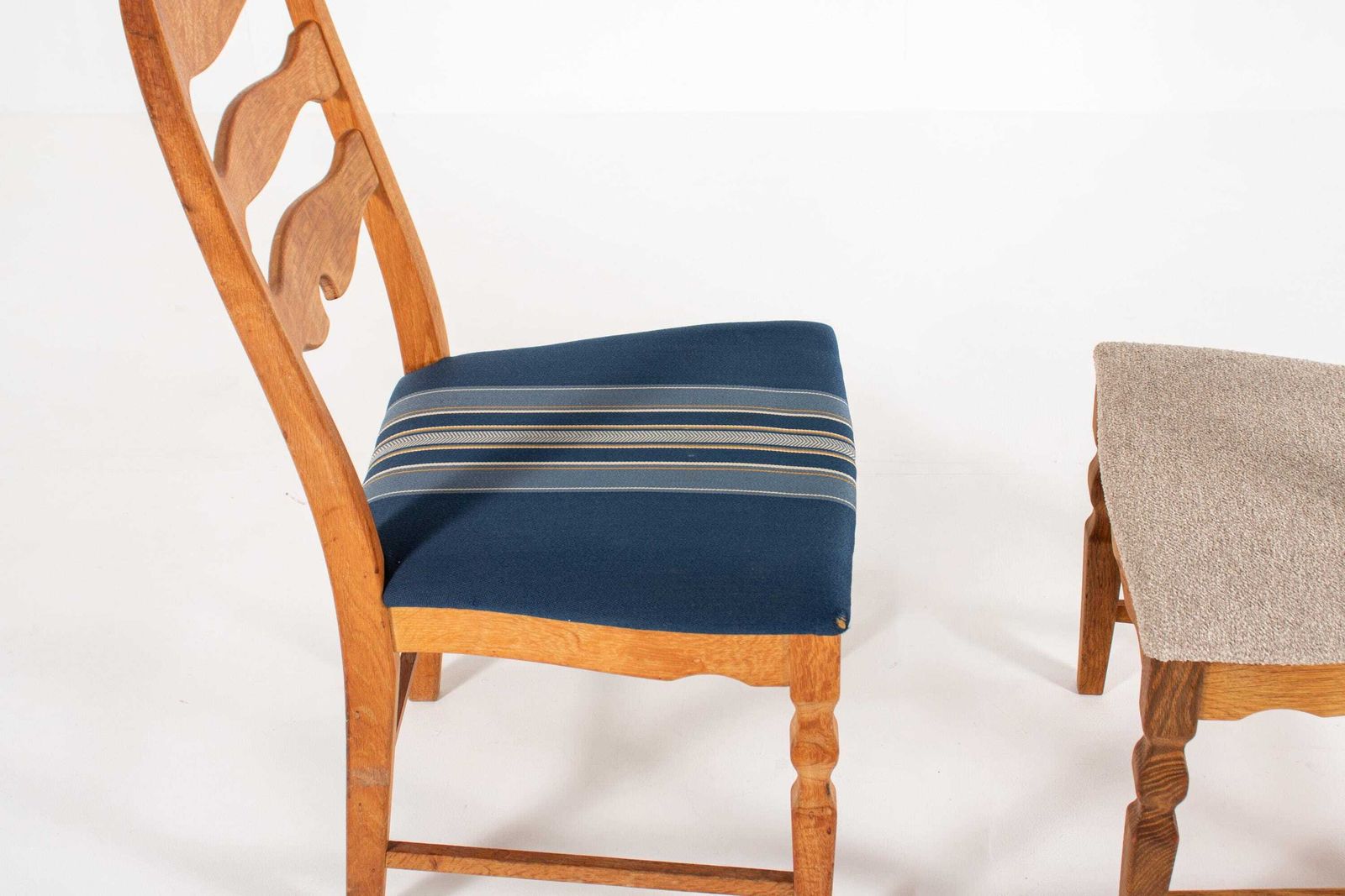 photo for sale Set van 8 Deense eikenhouten stoelen van Henning Kjærnulf, Denemarken, jaren 1960 - Herbekleding mogelijk