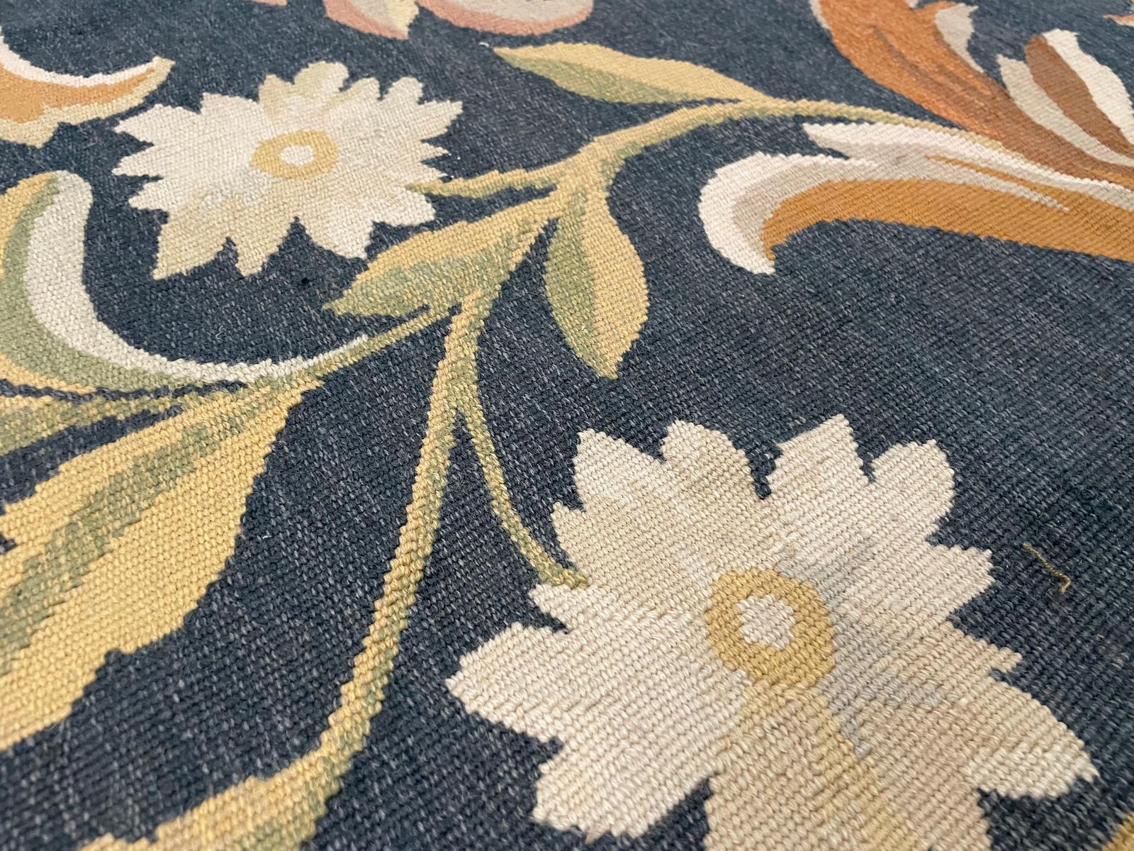 Tapis en point de croix de style Aubusson, grand format, fait main, tapis floral français vintage photo buy