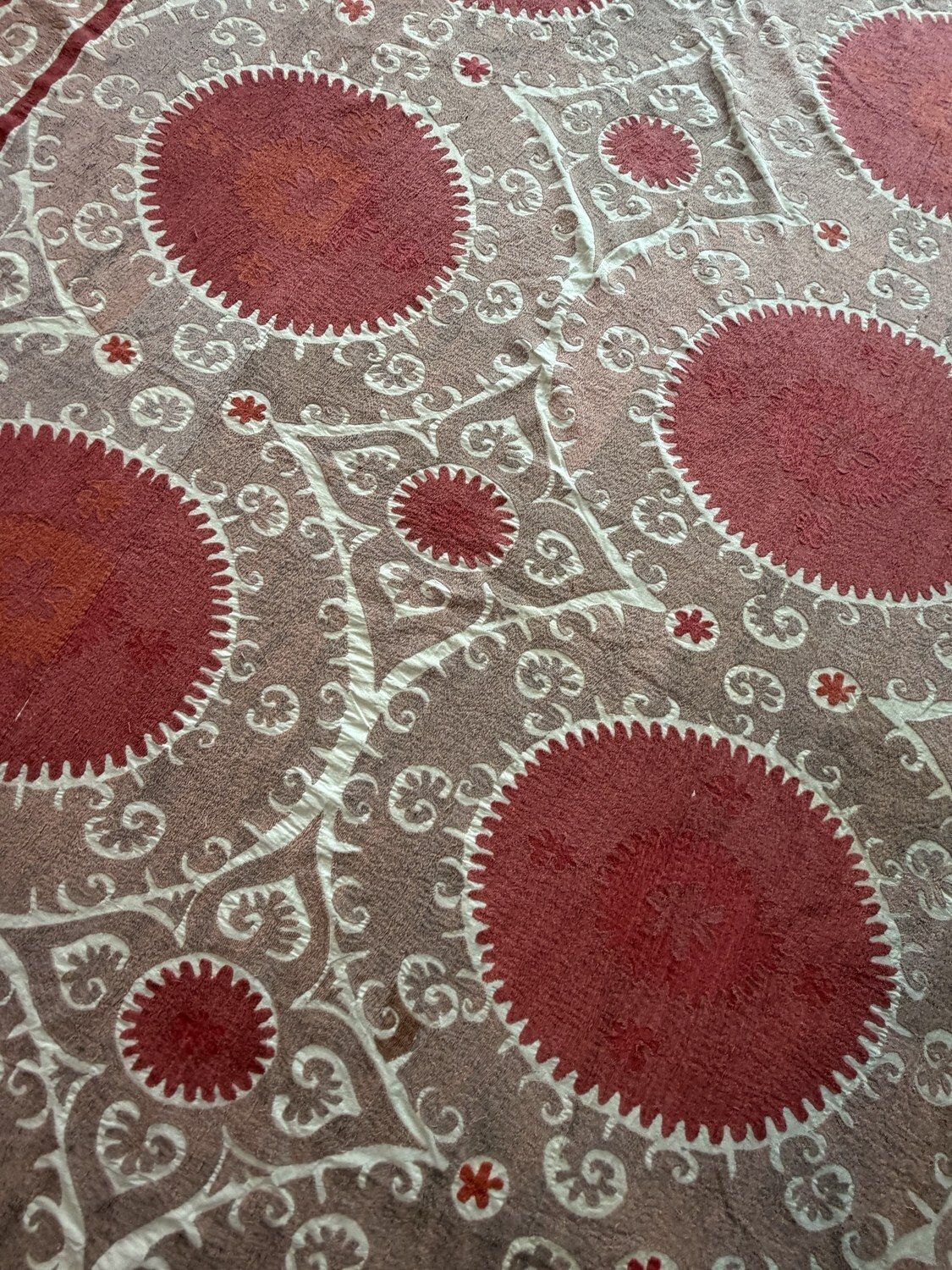 Tapisserie Suzani ouzbèke brodée à la main, rouge et beige, 230 x 335 cm photo furniture