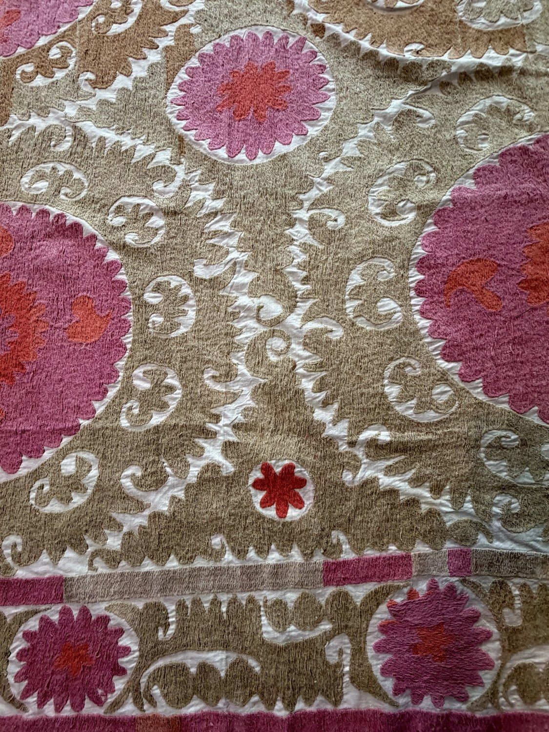 photo furniture Boho roze beige Bukhara Suzani wandkleed 238 x 330 cm