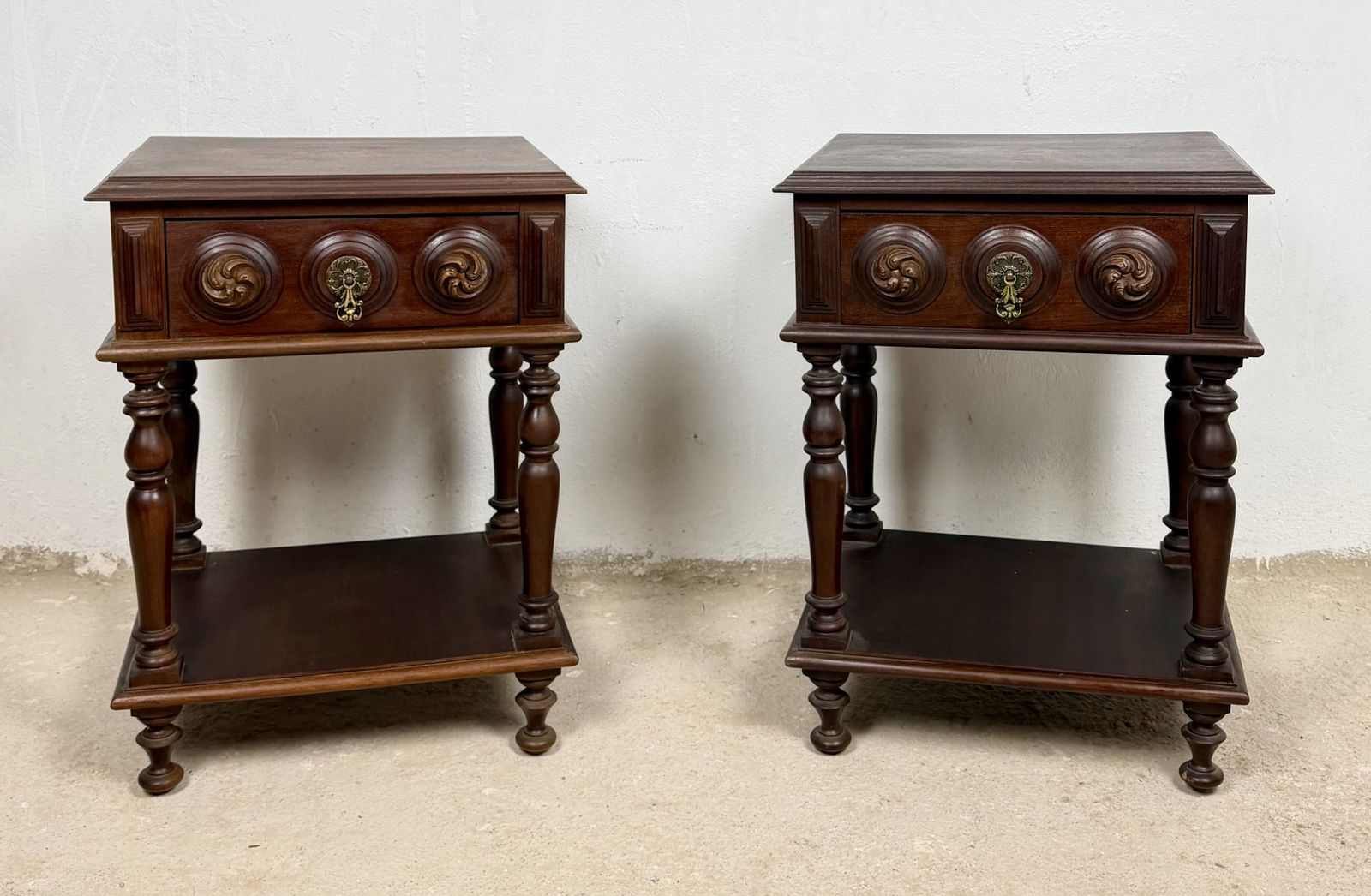 Paar Spaanse nachtkastjes van gesneden hout, begin 20e eeuw photo furniture
