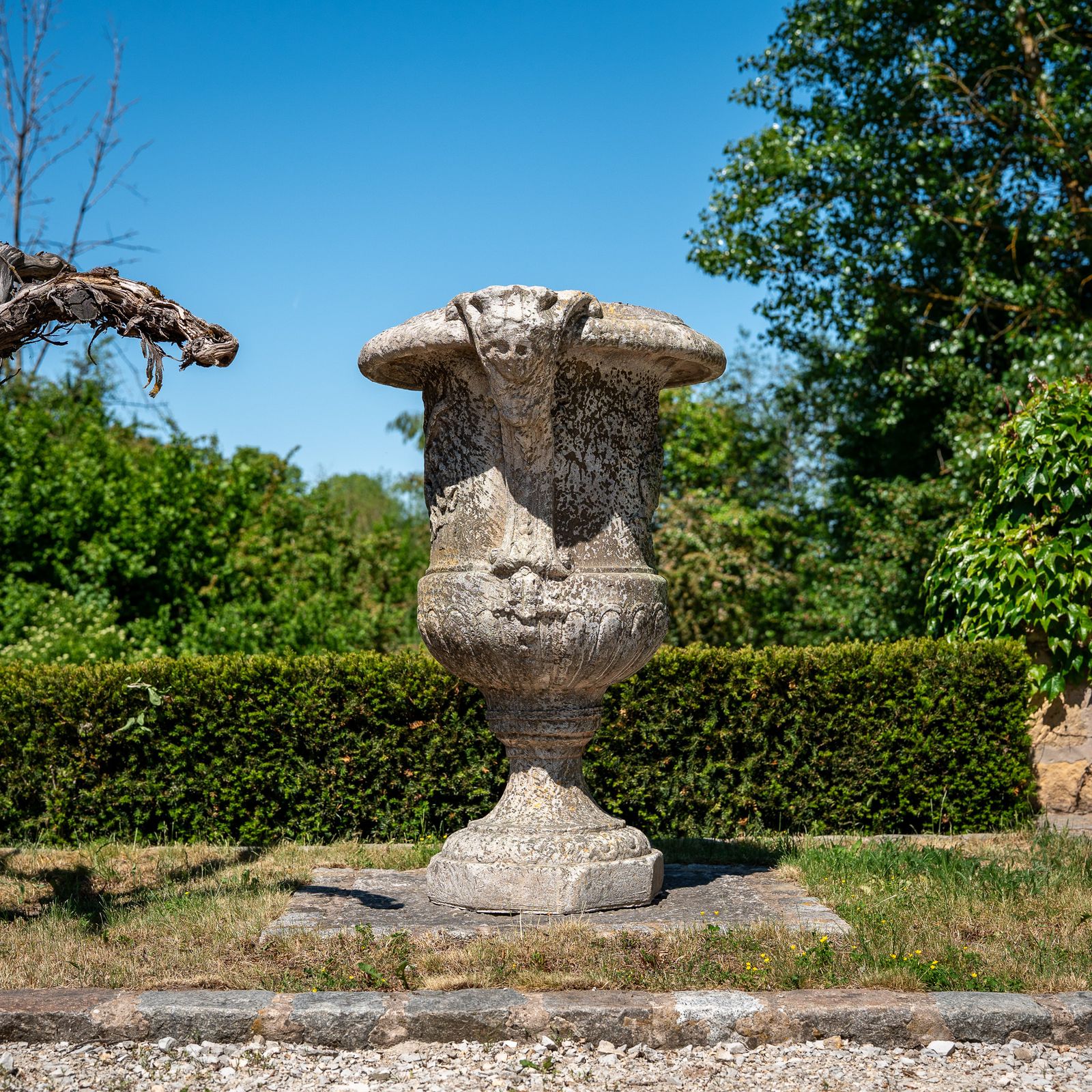 Grote gegoten stenen kratervaas, eind 20e eeuw photo furniture