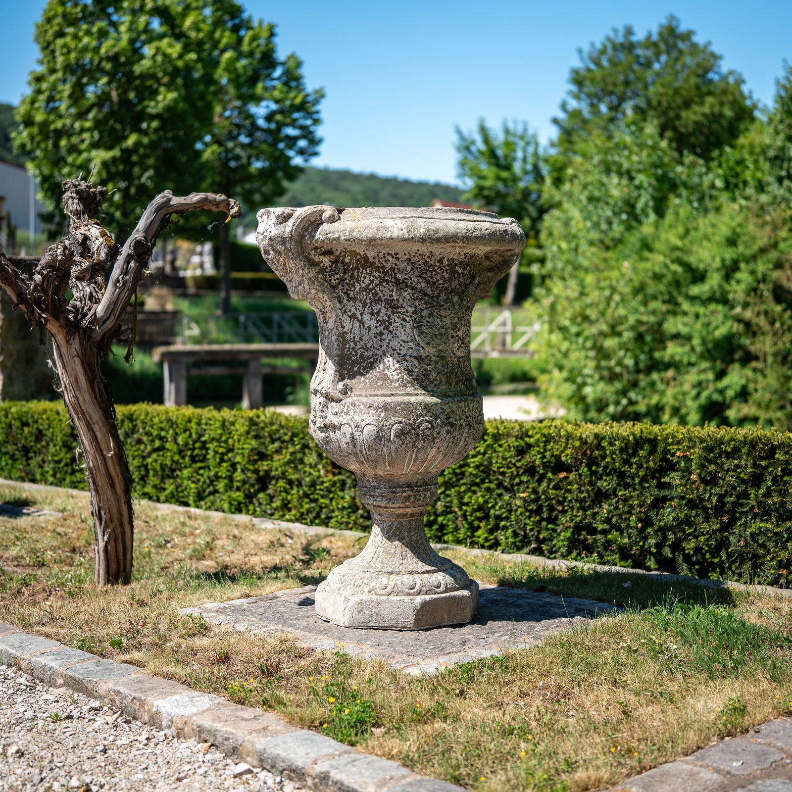 Grote gegoten stenen kratervaas, eind 20e eeuw photo Tuindecoratie