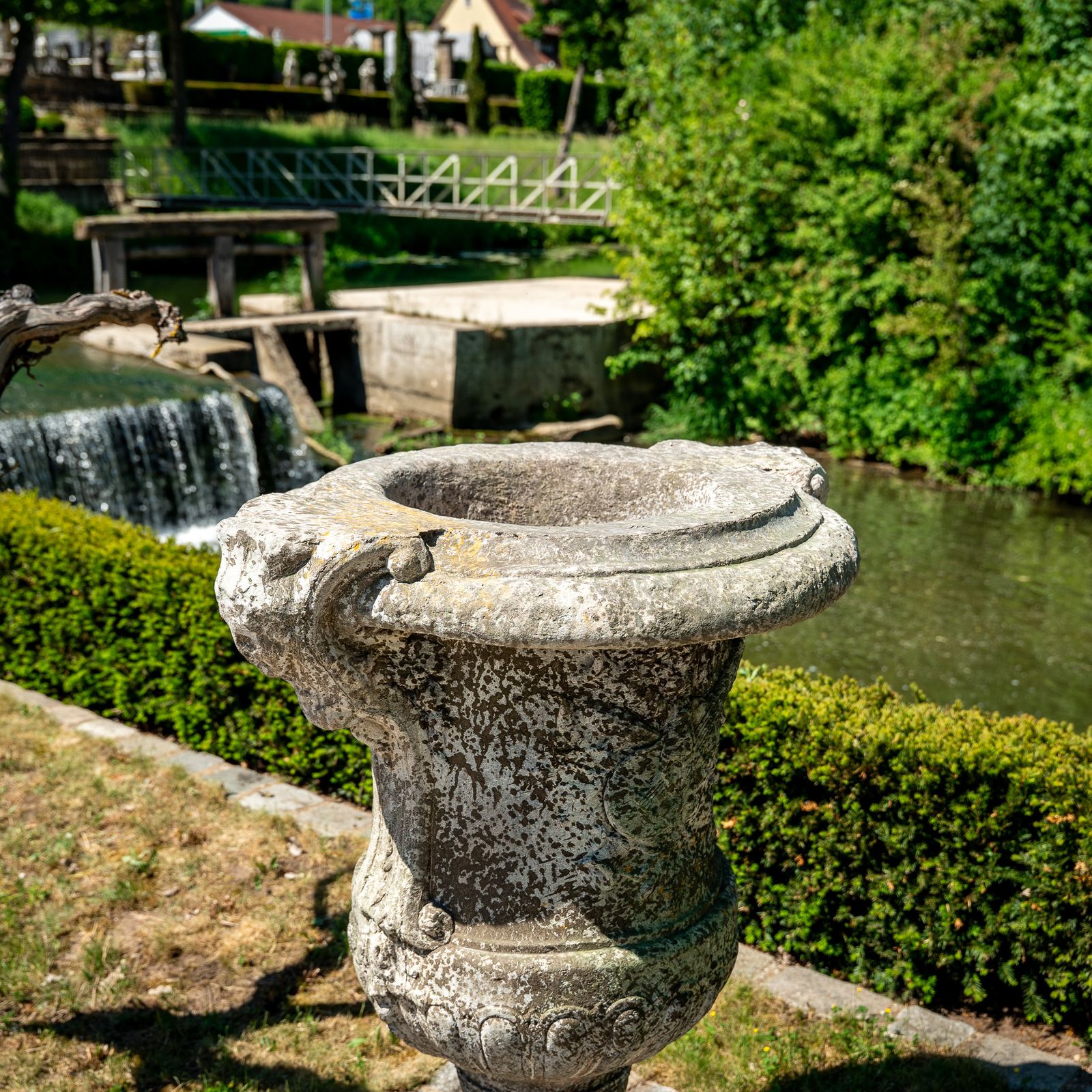 photo for sale Grote gegoten stenen kratervaas, eind 20e eeuw