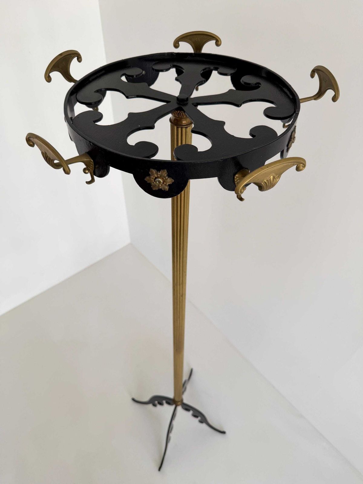 photo vintage Vintage Italian Brass & Black Coat Rack , Sculptural Hall Tree , Hollywood Regency , Mid Century 1950s
