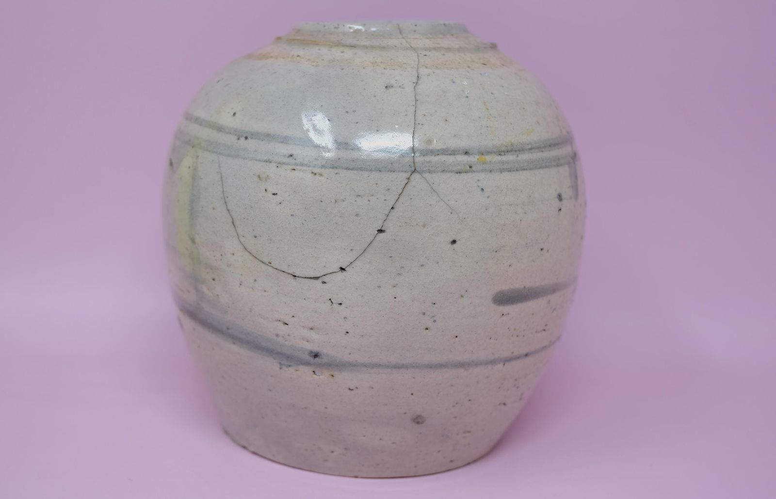 Antiek Chinees steengoed pot | Bleke celadonglazuur, late Qing-dynastie photo furniture