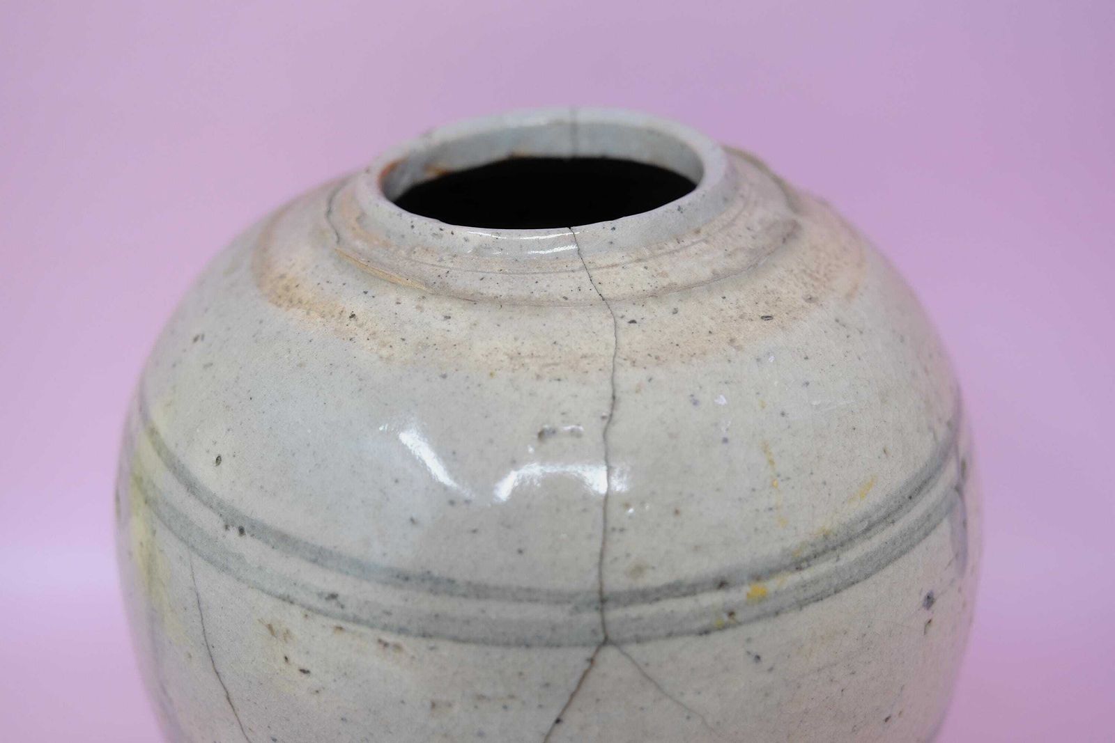 Antiek Chinees steengoed pot | Bleke celadonglazuur, late Qing-dynastie photo Woonaccessoires