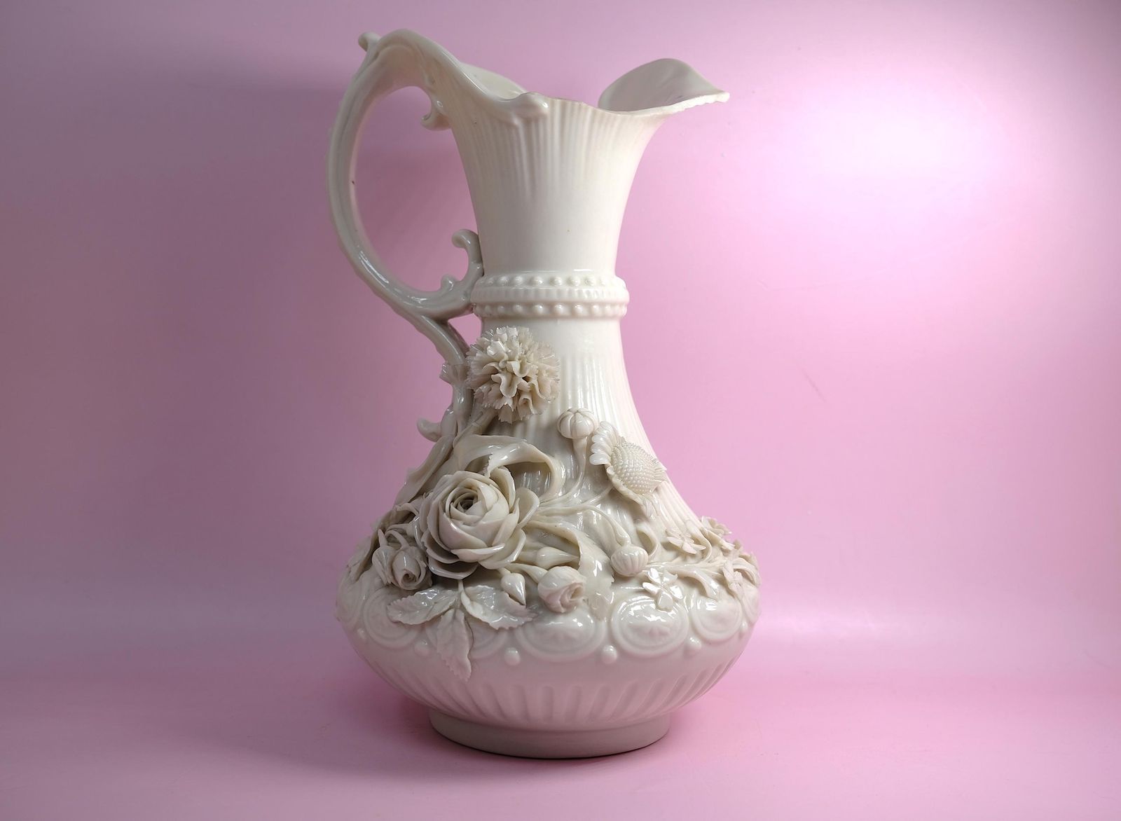 Belleek Keramieken Ewer met Bloemreliëf photo Woonaccessoires