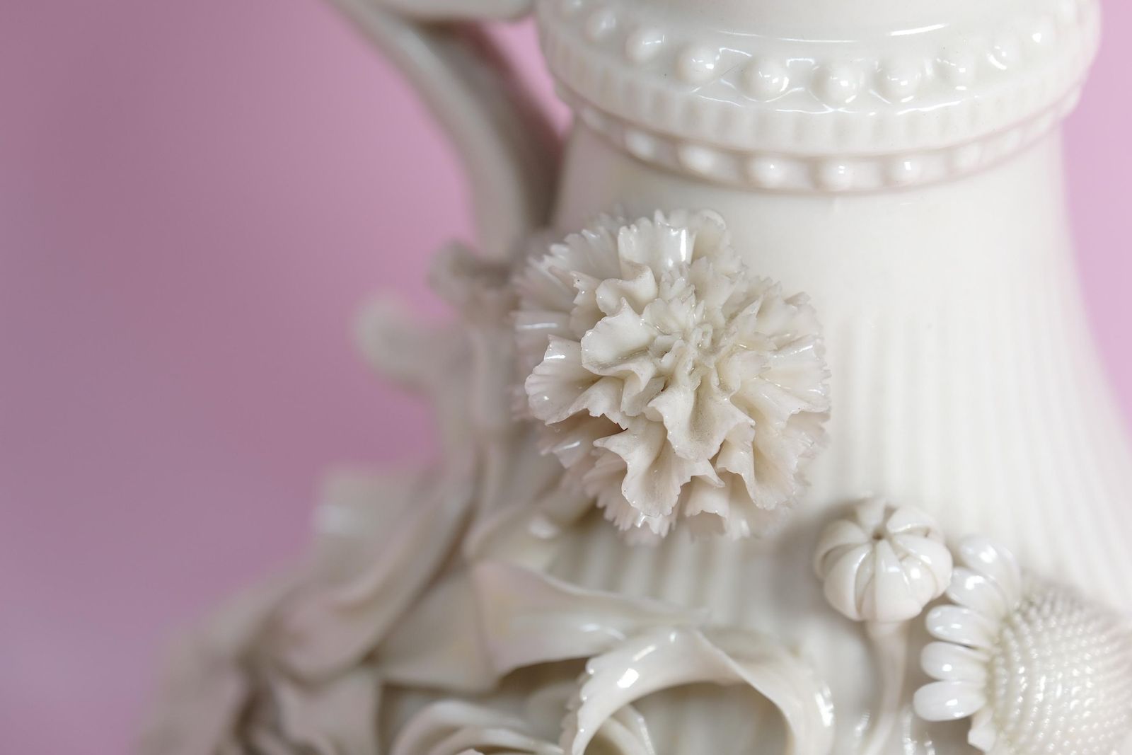 Belleek Keramieken Ewer met Bloemreliëf photo vintage