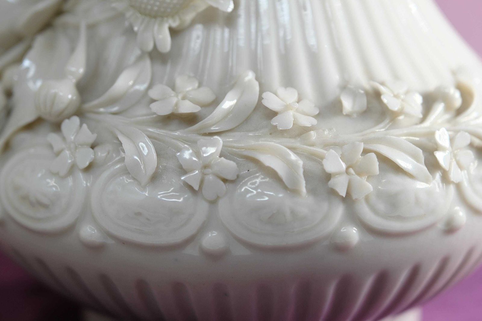 Woonaccessoires Belleek Keramieken Ewer met Bloemreliëf photo