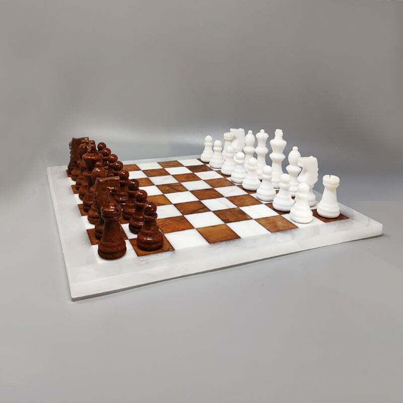 Jeu d'échecs en albâtre de Volterra brun et blanc, fait main, Italie, années 1970 photo for sale