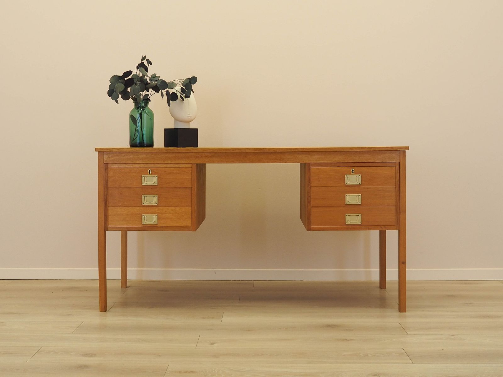 Bureau in essenhout, Deens design, jaren 1970, gemaakt in Denemarken. photo furniture