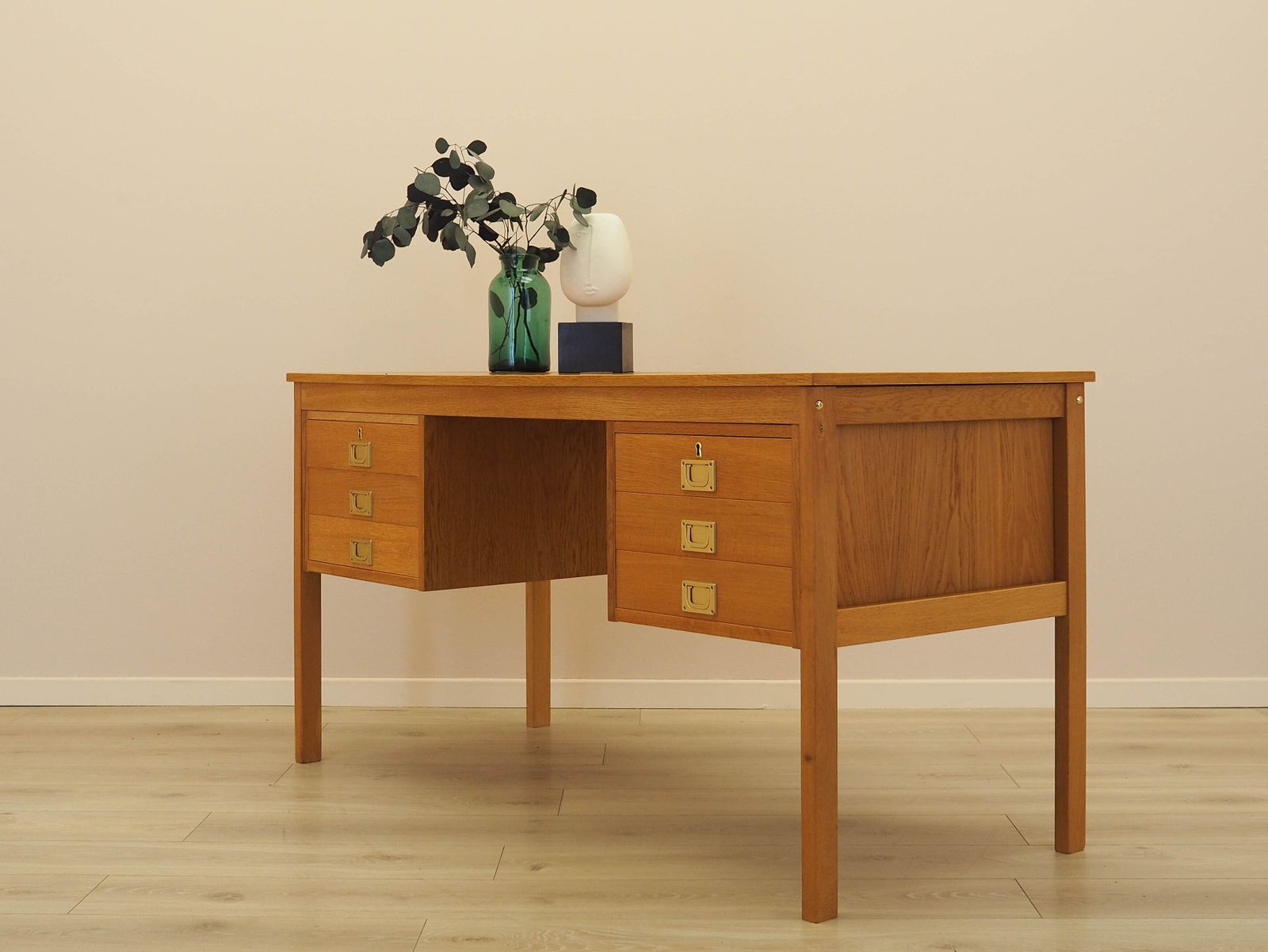 Bureau in essenhout, Deens design, jaren 1970, gemaakt in Denemarken. photo for sale