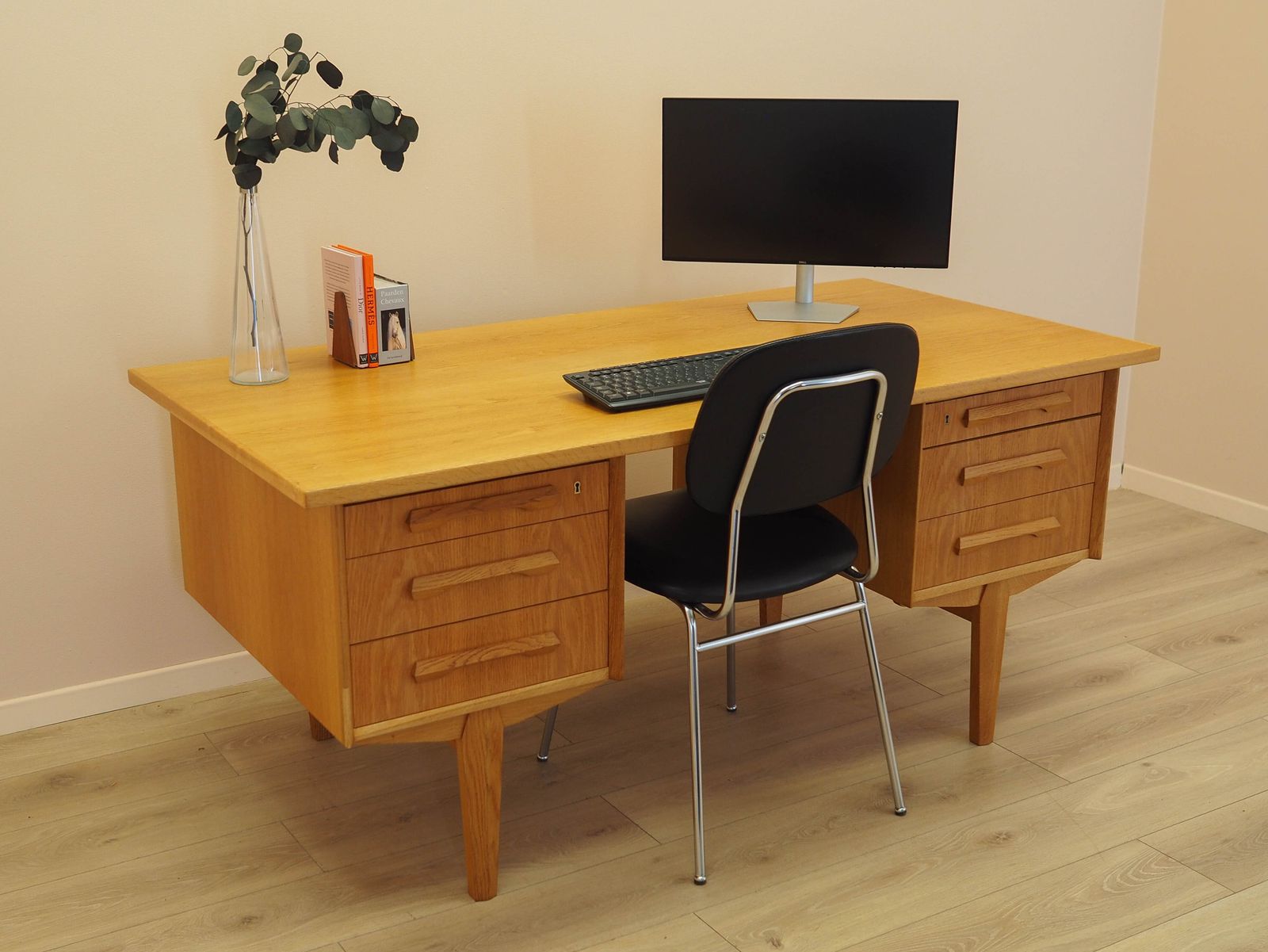 Eiken bureau, Deens design, jaren 1960, ontwerper: Henning Kjærnulf. photo Meubels