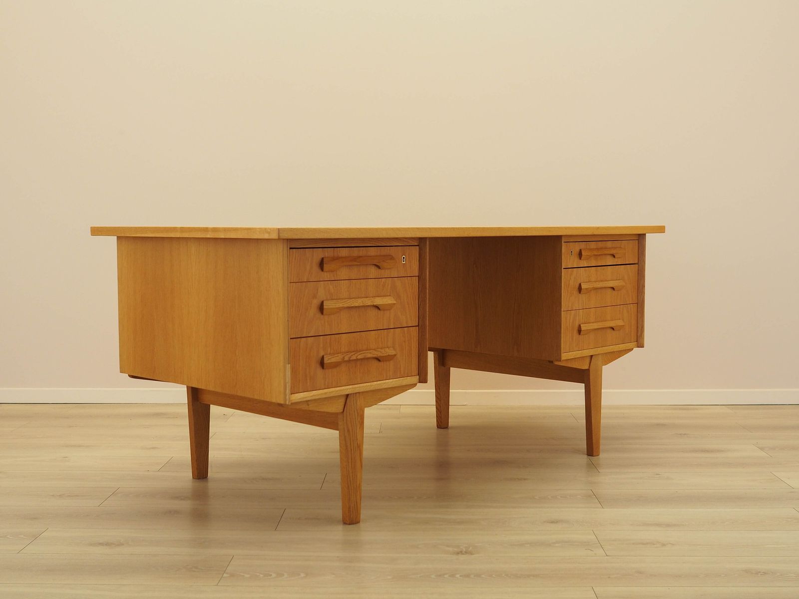 photo furniture Eiken bureau, Deens design, jaren 1960, ontwerper: Henning Kjærnulf.