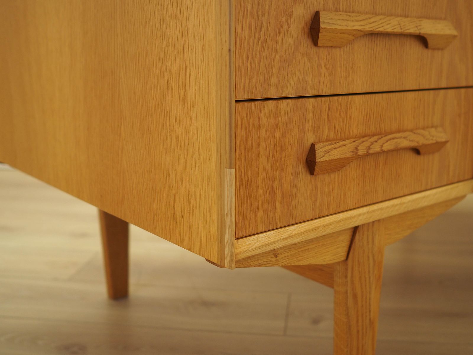 photo vintage Eiken bureau, Deens design, jaren 1960, ontwerper: Henning Kjærnulf.