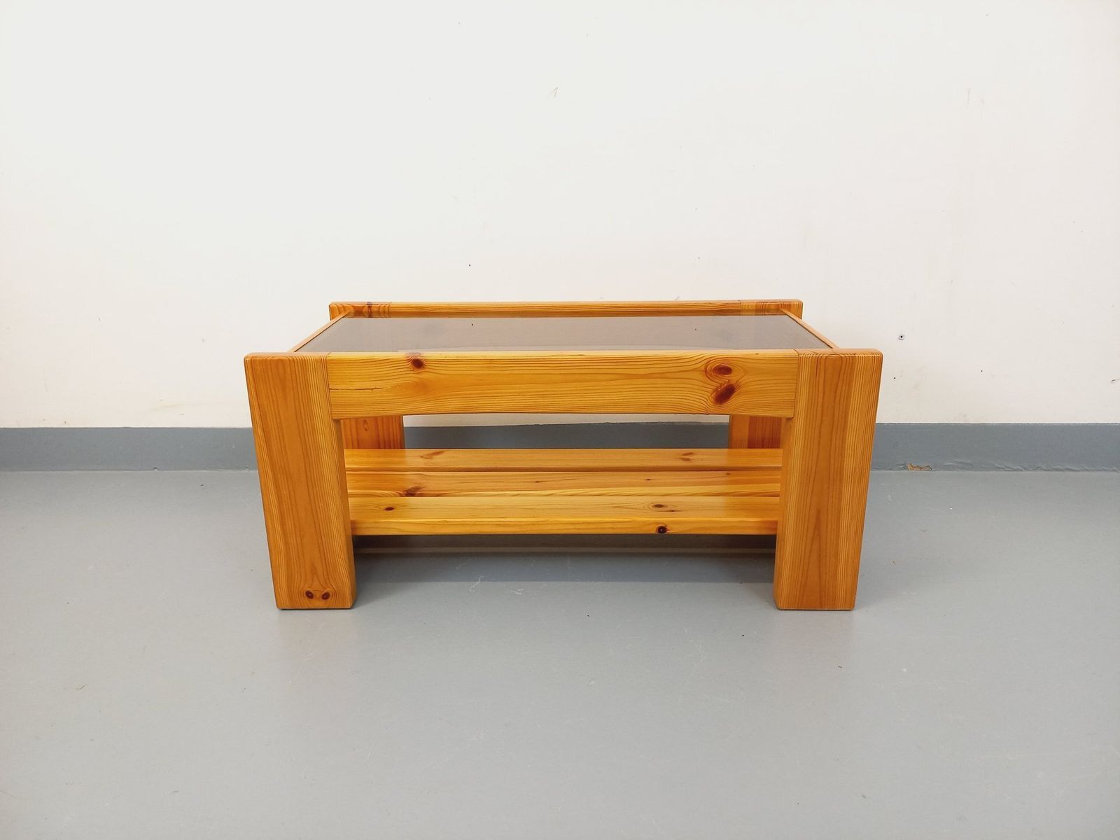 Rechthoekige salontafel van grenenhout en rookglas photo Meubels