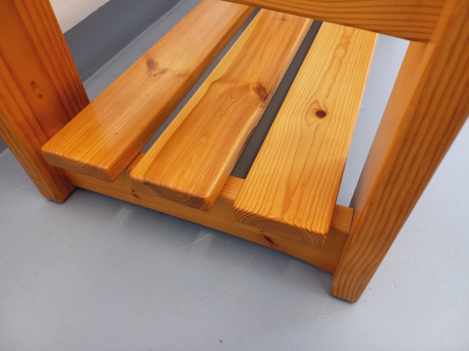 Rechthoekige salontafel van grenenhout en rookglas photo vinterior