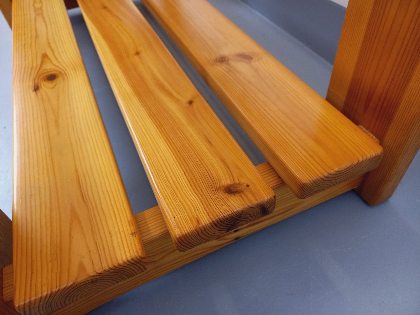 702.0 Rechthoekige salontafel van grenenhout en rookglas photo