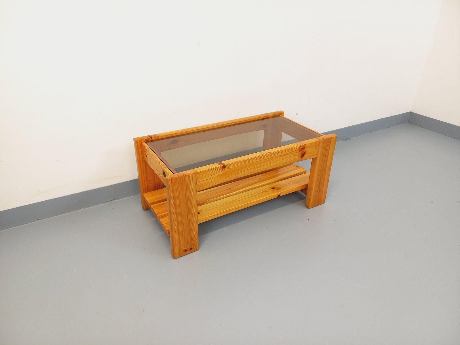 photo vintage Rechthoekige salontafel van grenenhout en rookglas