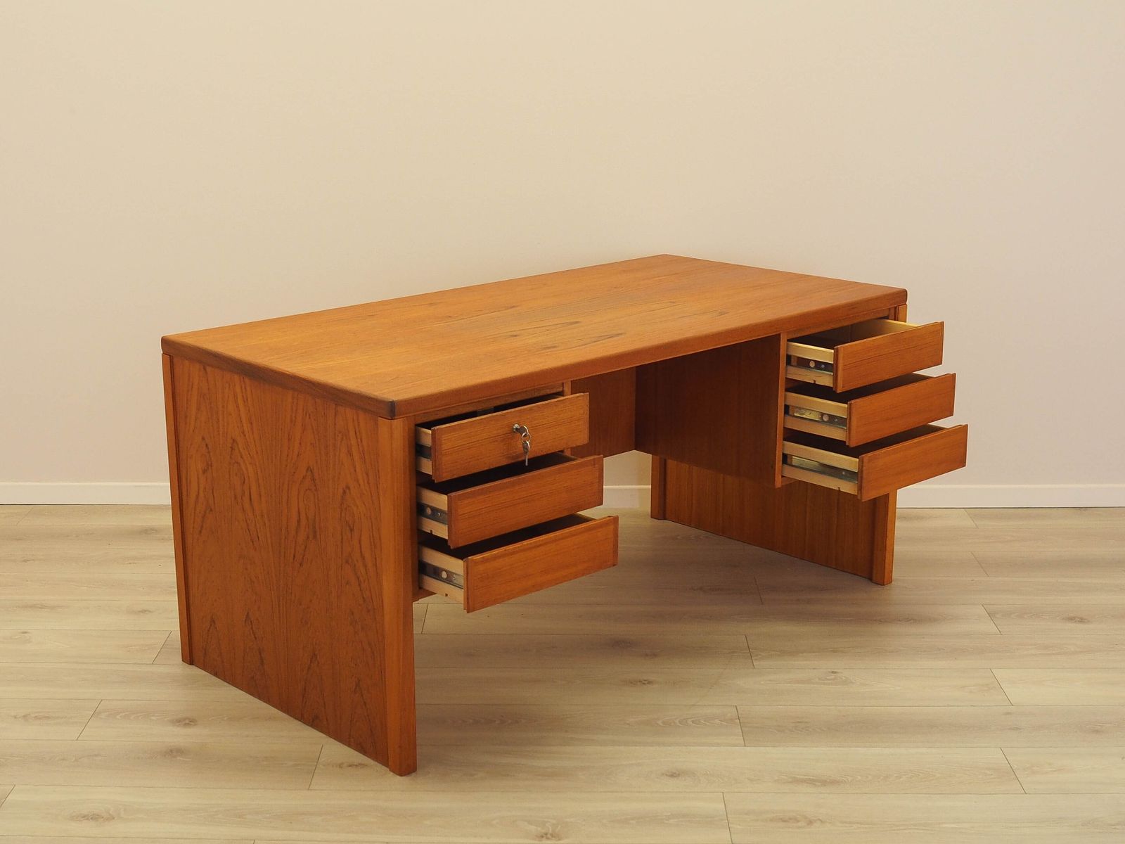 1919.0 Teakhouten bureau, Deens design, jaren 1970, vervaardigd door Omann Jun. photo