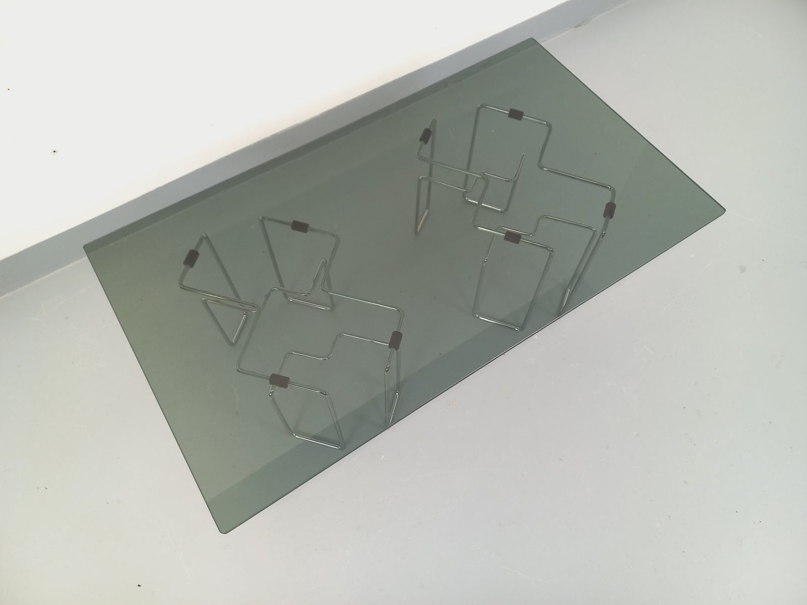 photo for sale Rechthoekige Space Age salontafel in rookglas en verchroomd metaal