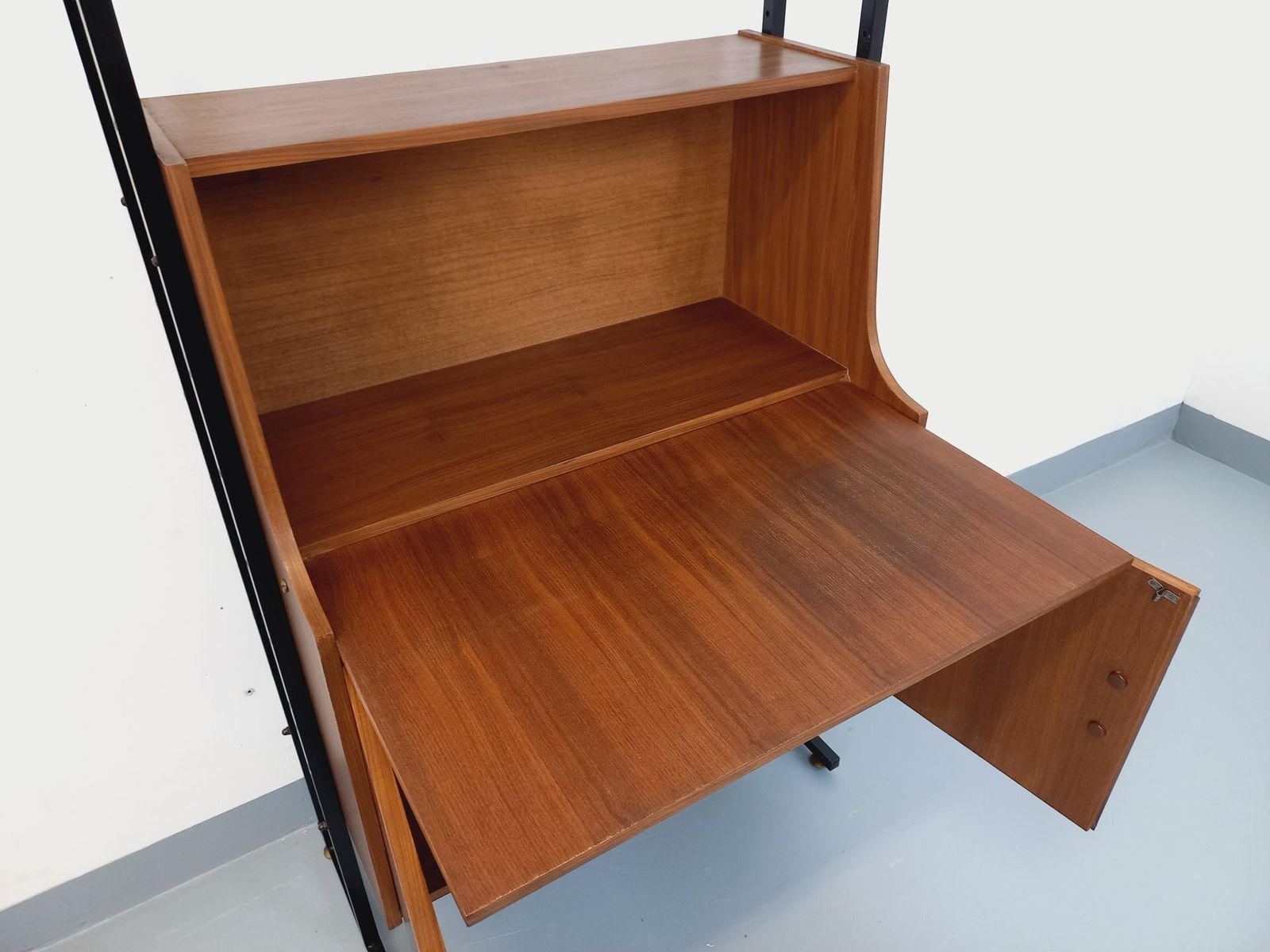 Teakhouten en metalen boekenkast met secretaire photo 1546.0