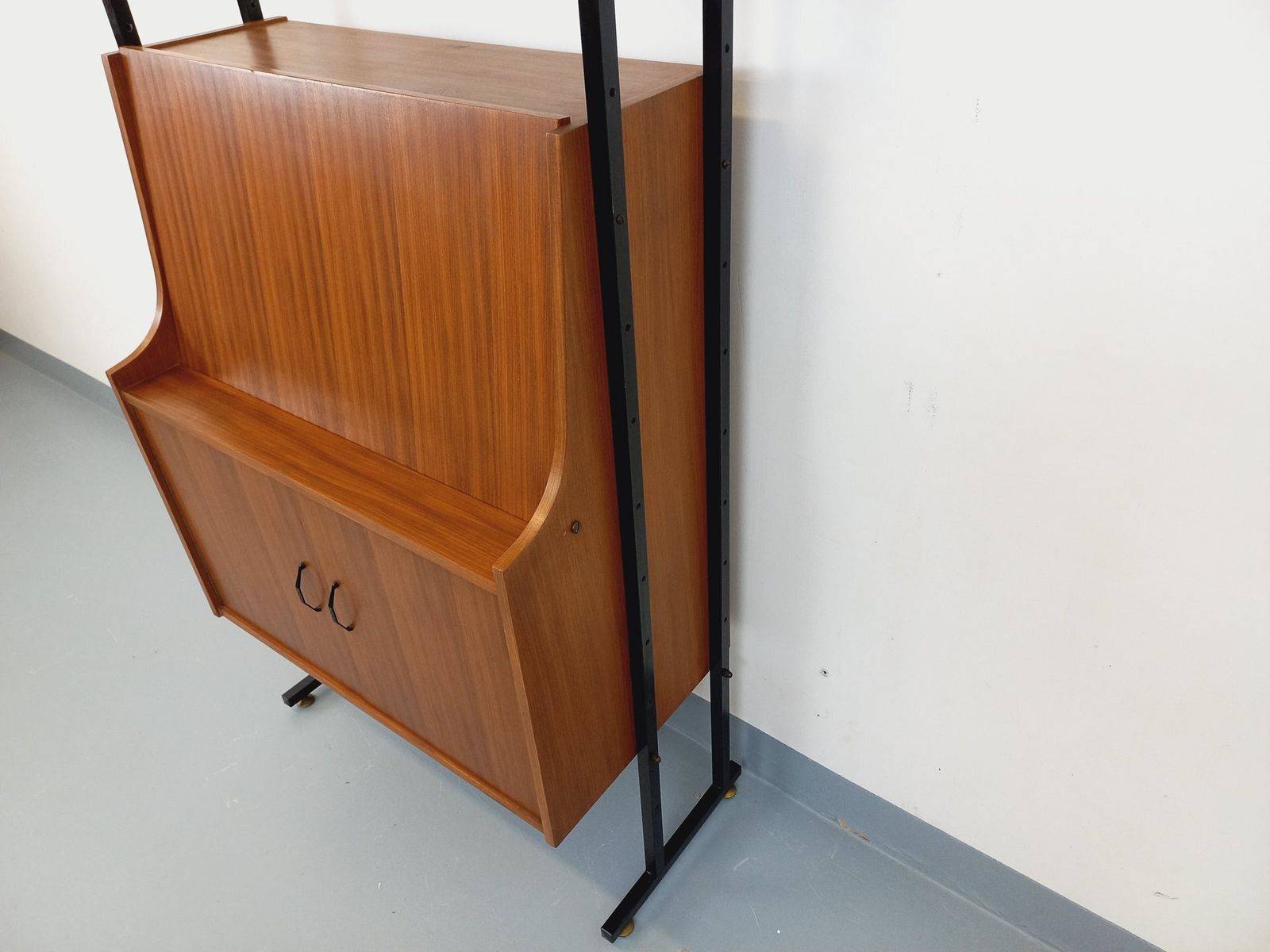 Teakhouten en metalen boekenkast met secretaire photo vinterior