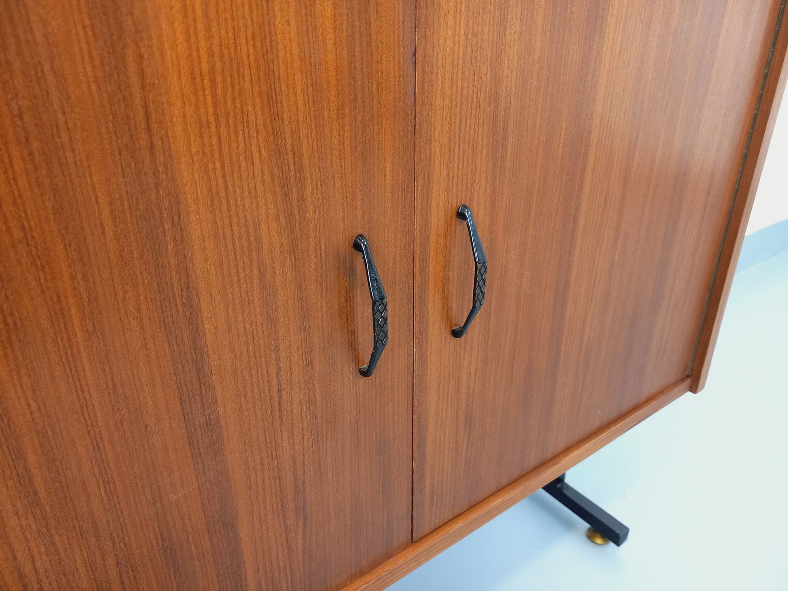 1546.0 Teakhouten en metalen boekenkast met secretaire photo
